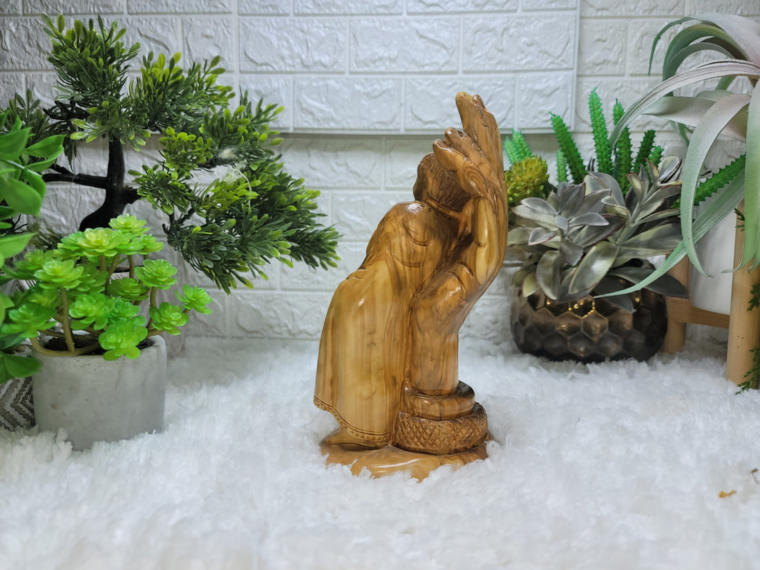 BABY IN THE HAND – ISAAC